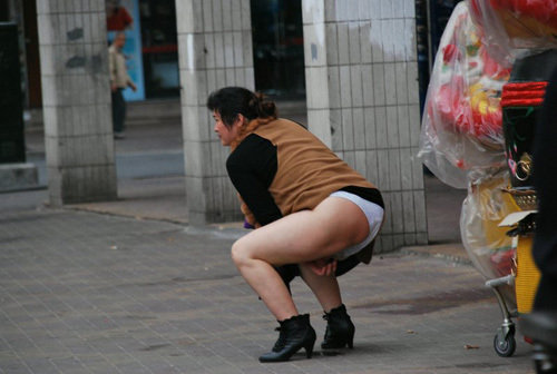 佛山露底大妈当街尿尿