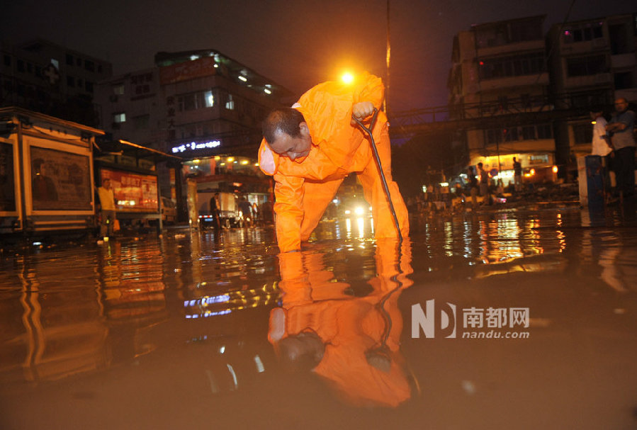 广州昨夜突降豪雨 市中心多处水浸街