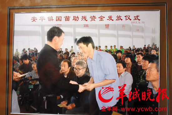 公益哥何国苗:做慈善,是有回报的_新闻中心_