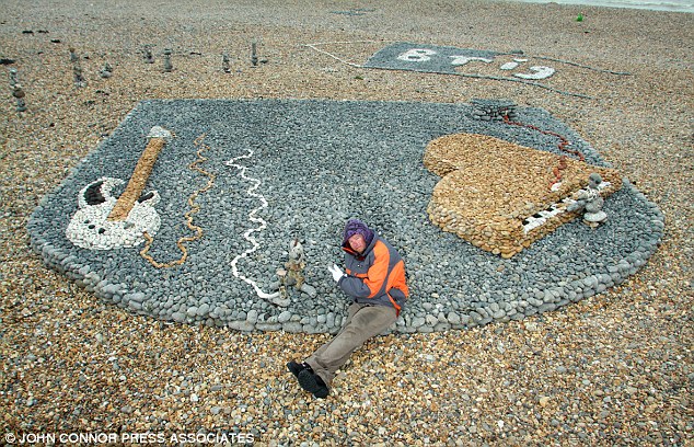 流浪艺术家遍行英国建海滩石雕