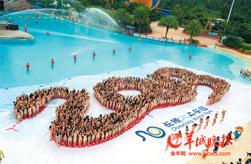 数千名比基尼<em>美女</em>摆出2013<em>蛇形</em>图案