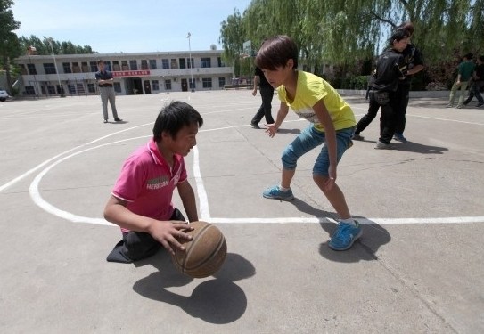 无腿少年的篮球梦