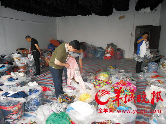 　　虎门有关部门突击检查该镇服装市场