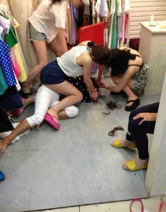 温州女子偷东西败露 被店主<em>强行剪掉头发</em>