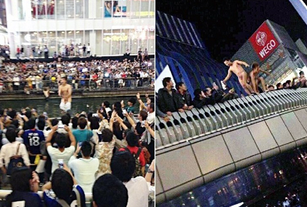 疯狂的日本球迷 赢球跳河庆祝