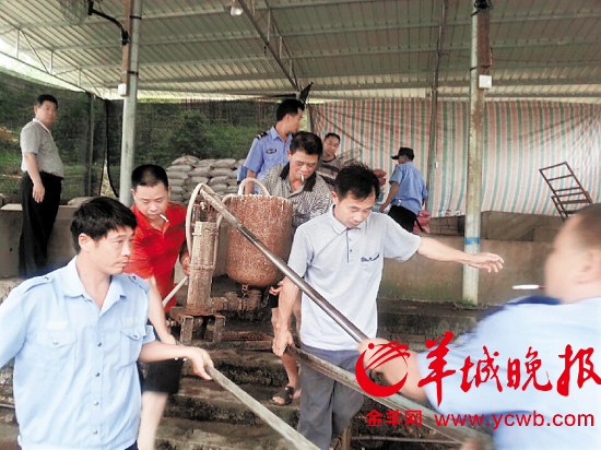 接举报后，梅县畲江镇政府组织执法人员捣毁了非法灌猪场