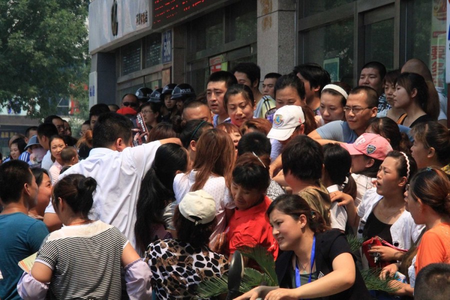山东滨州黄金促销大妈疯狂抢购 场面hold不住特警出动