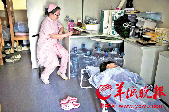 　　医生护士抓紧时间歇一歇