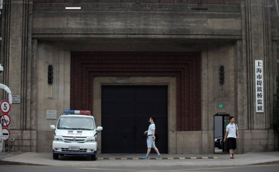 上海提篮桥监狱 一则即将被关闭的消息,令远东第一监狱上海提篮桥监狱受到空前关注。这座有着百年历史至今仍在使用的监狱,曾关押过许多赫赫有名的囚犯。百年历史,百年沧桑,当初地处边缘地区的提篮桥如今变成了上海的市中心。据传在闹市区占据了宝贵的土地,正是提篮桥监狱被关闭的要因。但此消息至今未经确认。提篮桥监狱的未来,是关闭?保护?抑或功能转换?答案尚不得而知 法治周末记者 武杰 发自上海 7月11日,38摄氏度高温的上海。上海提篮桥监狱对面居民楼门口的鞋匠一边修鞋一边催促着前来问路的记者:往右走几十