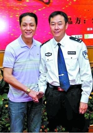 扮演公安局副局长的冯远征和人物原型越秀分局政委戚凡科合影。图片来源:广州日报(责编:孙璐、陈霄)