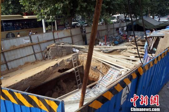 郑州地铁塌方致2死2伤 事故项目已暂停施工_金