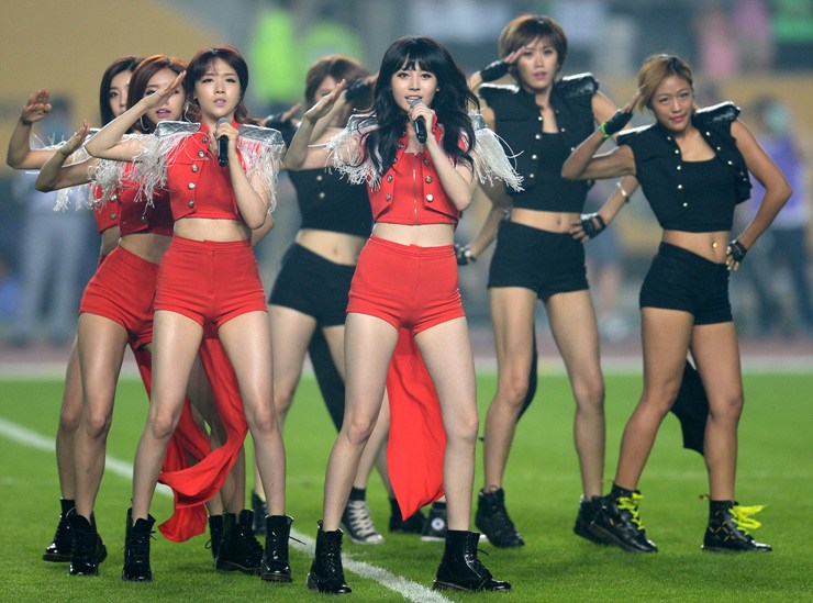 <em>韩国女子组合</em>献唱东亚杯