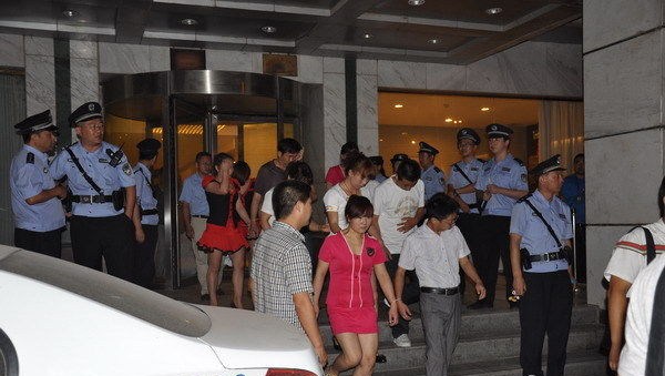 兰州警方扫黄 嫖娼男女在房间被抓