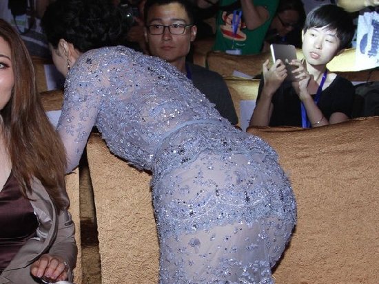 新西兰总理20岁女儿拍裸照