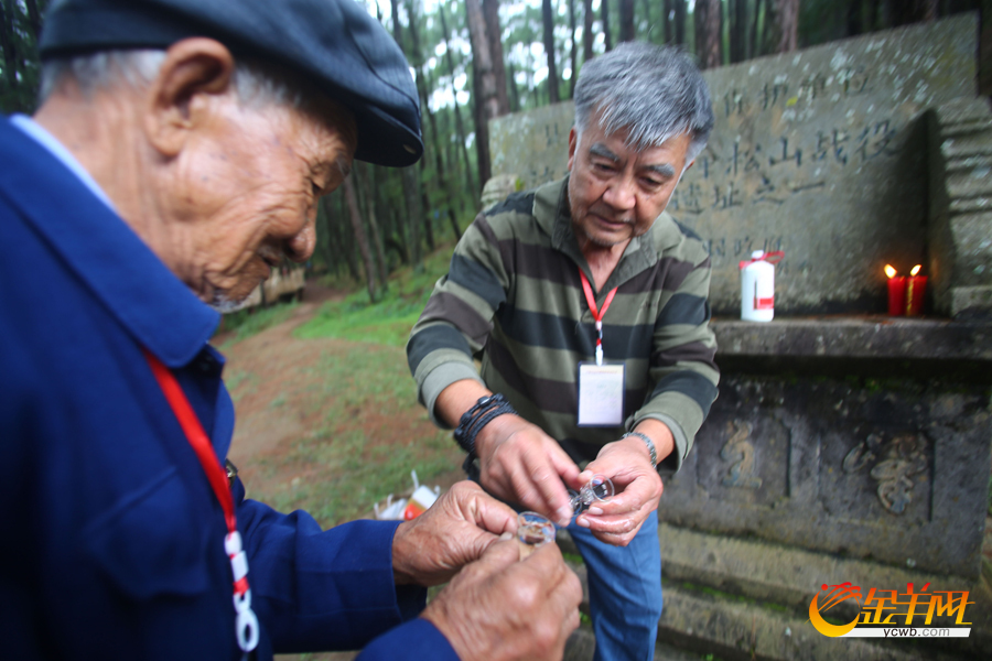 72岁王辅衡为父亲(83师师长)王伯勋战友李问德敬酒  郑迅 摄