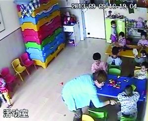 黑龙江一家幼儿园虐童：一天打4次 一脚踢出半米