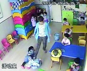 黑龙江一家幼儿园虐童：一天打4次 一脚踢出半米