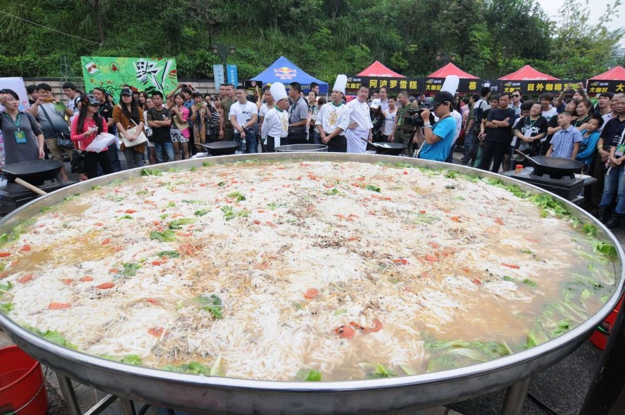 南宁"天下第一大碗"米粉供千人食用