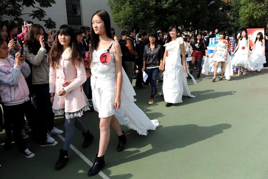 武汉大学生3米卫生纸造婚纱 称为倡导低碳