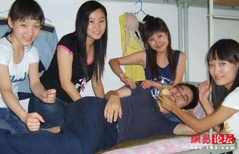 生<em>宿舍</em>里的疯狂_叶思佳张薇薇_<em>女生宿舍506</em>_
