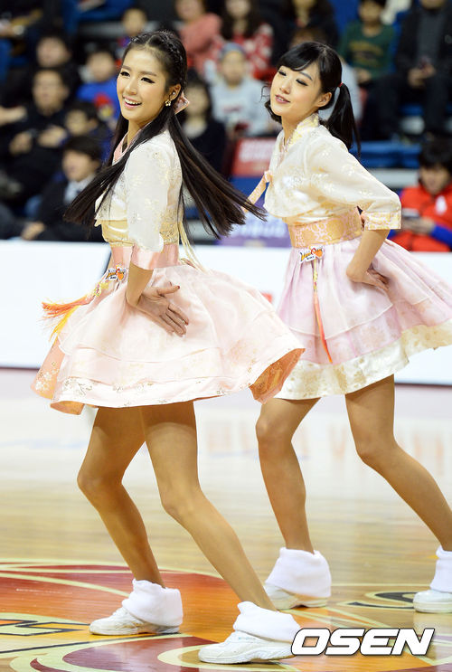 韩国棒球女神朴姬兰助阵篮球赛