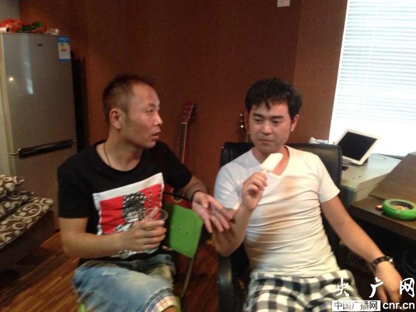 在记者采访期间,前来马健涛的音乐工作室洽谈音乐合作的歌手络绎不绝.