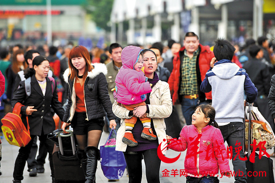 　　昨日，广州火车站旅客逐渐增多