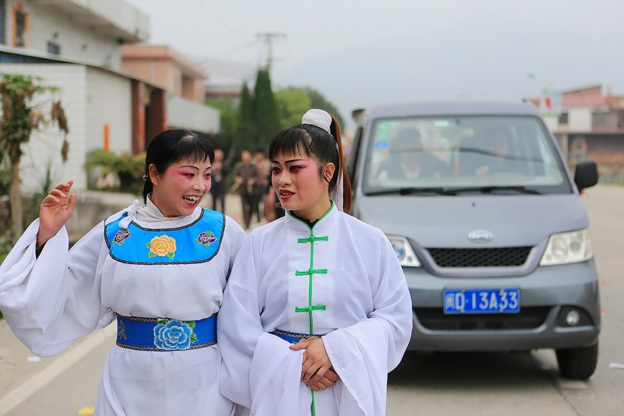 摄影师记录职业哭灵女 每月哭二十余场