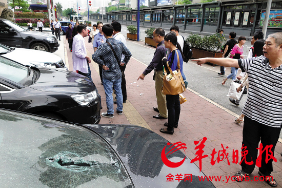 11日，广州天河石牌桥站附近，多辆豪车被砍砸坏