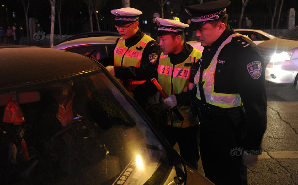 沈阳查酒驾毒驾 女司机窗夹民警胳膊不停车