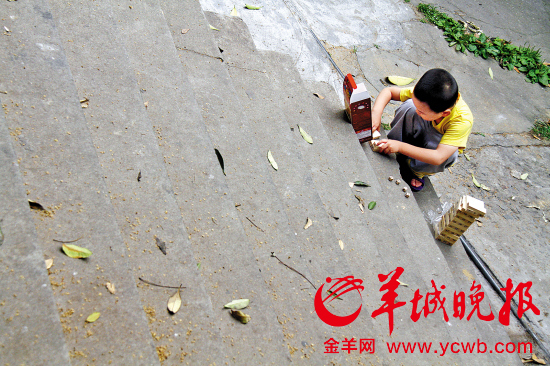 人口上一个台阶_昆明持续降雨导致昌宏西路被淹 部分路段积水严重(3)