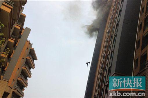 上海两90后消防员救火坠楼身亡 目击者:两人手牵手