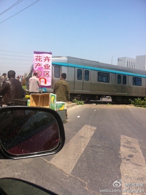 北京四号线一地铁测试车辆冲进绿地