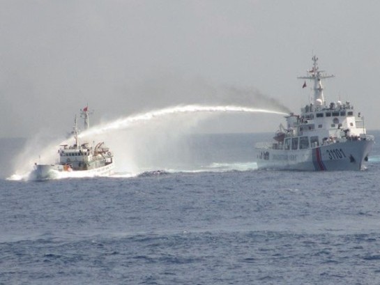 中国海警船队在西沙对越南船只喷水执法