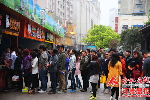 合肥大学毕业生卖烤猪蹄月入10万 曾到烧烤店