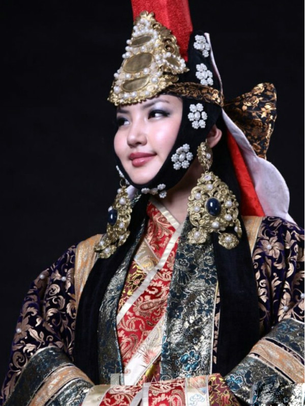 揭秘蒙古国传统服饰 姑娘迷死人