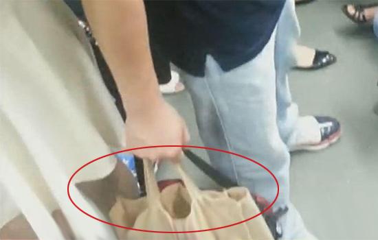 广州男子地铁里偷拍<em>女士</em>裙底 装置特殊_金羊网