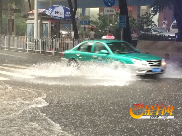 广州今日上午突降暴雨 部分路段积水严重