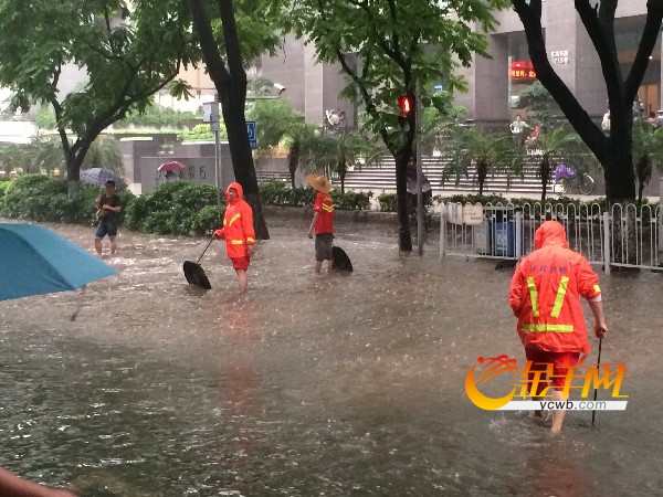 广州今日上午突降暴雨 部分路段积水严重