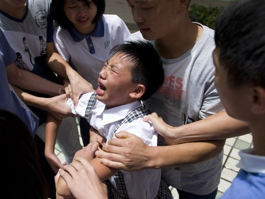 8岁男孩脑里长肿瘤初检性<em>早熟</em> 乳房<em>发育</em>似<em>女孩</em>