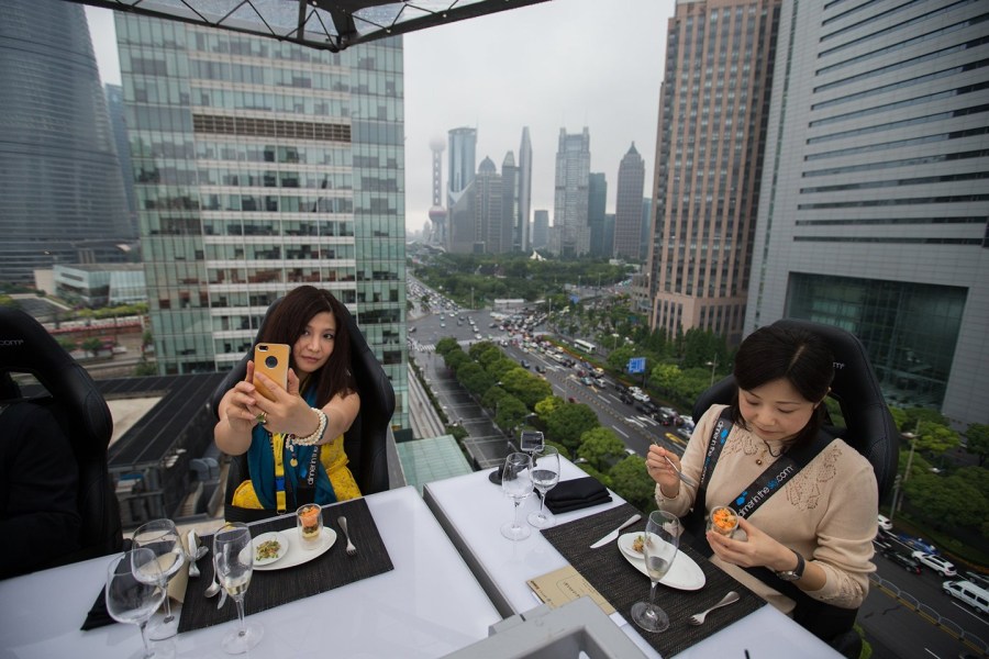 2014年6月27日,上海,一张满载20多位食客的餐桌在上海陆家嘴升空,开启