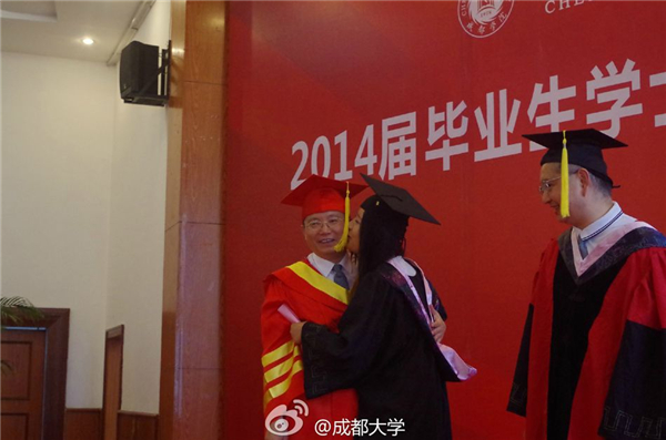 成都<em>美女</em>大学生亲吻<em>校长</em>:是<em>我的</em>男神(图)_金羊