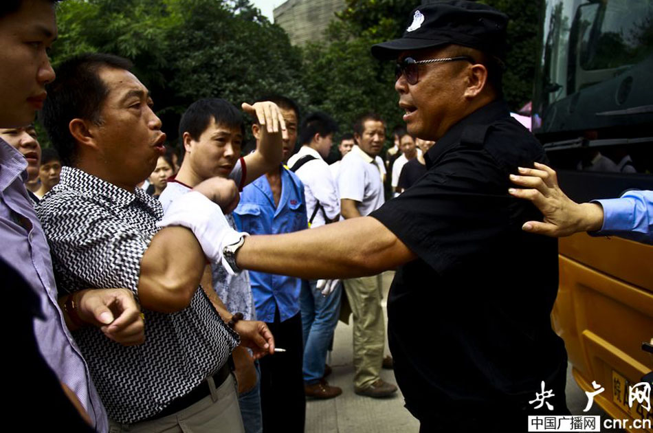 合肥查 涉传 旅游大巴 传销人员暴力阻法被抬走