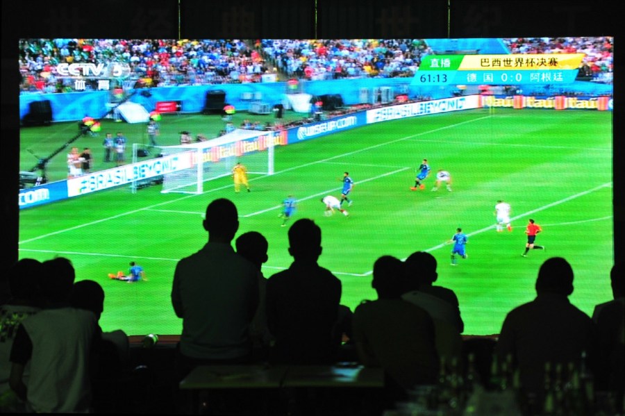 天津工地设大屏幕 员工户外看世界杯决赛直播