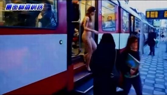 蜂腰爆乳女模全裸現身德國地鐵