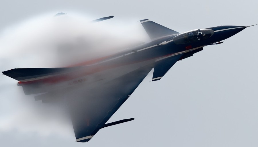 细观军机 音爆云 ︰战机身披白纱裙