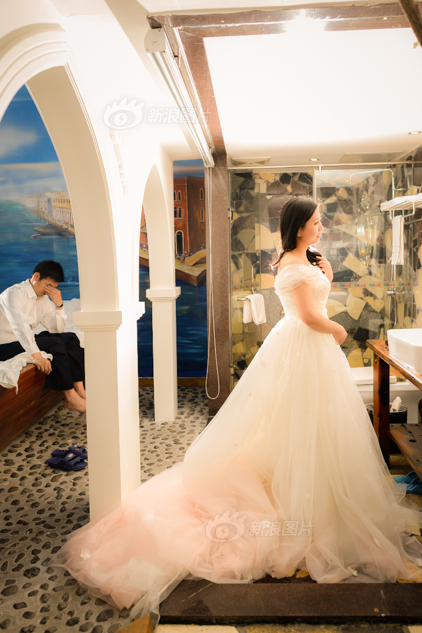 摄影师跟拍开房的年轻人