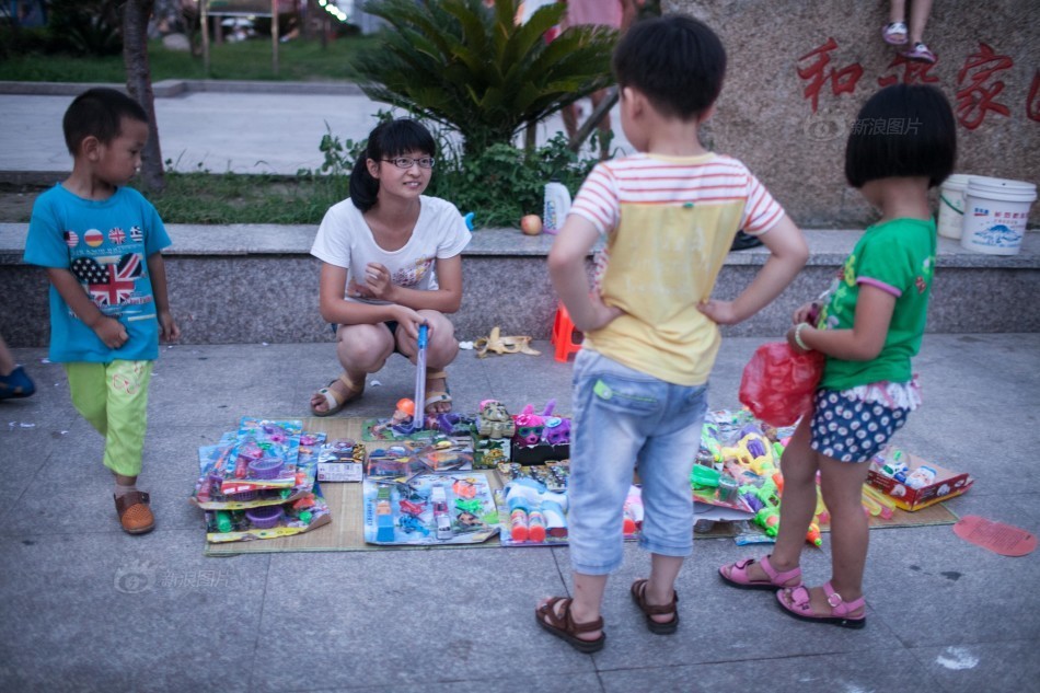 贫困女生摆地摊卖玩具挣上大学的学费