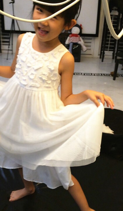 陆毅晒<em>贝儿</em>穿白裙美照 <em>扎起头发</em>一秒变公主范