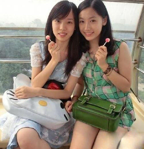 近日,一组复旦大学双胞胎姐妹花的照片在网上热传,姐姐孙雨朦,妹妹孙雨彤同是复旦大学英语语言文学专业大二学生,去年11月因为在复旦主持了一场互联网金融论坛而受到关注,姐妹俩长相甜美,身材姣好,穿搭时尚,被媒体赋予复旦校花的称号,今天小编为大家找来一组两姐妹的私房照,让大家一睹校花芳容。
